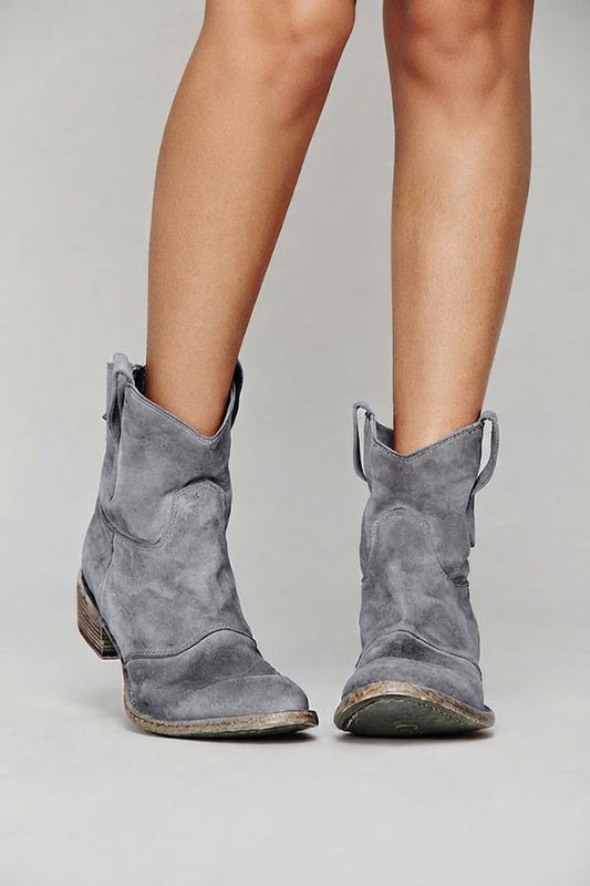 Emma · Botines de ante tacón bajo — Nola Bellari