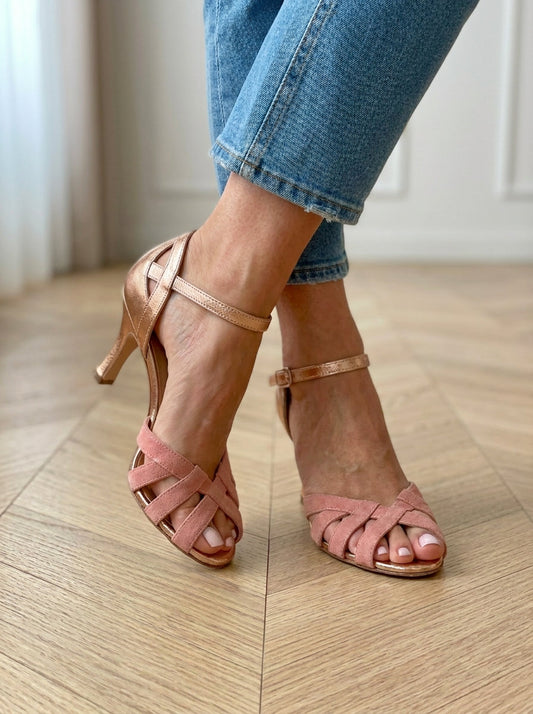 Danariah · Salón cómodo rosa — Nola Bellari