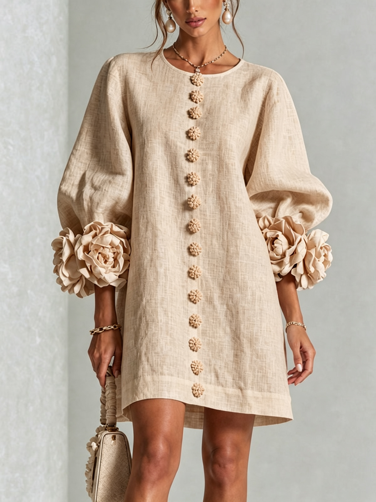 Carlotta · Vestido mini con puños de flor beige — Nola Bellari
