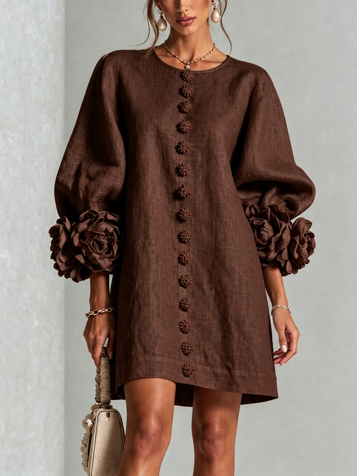 Viola · Vestido mini con puños de flor chocolate — Nola Bellari