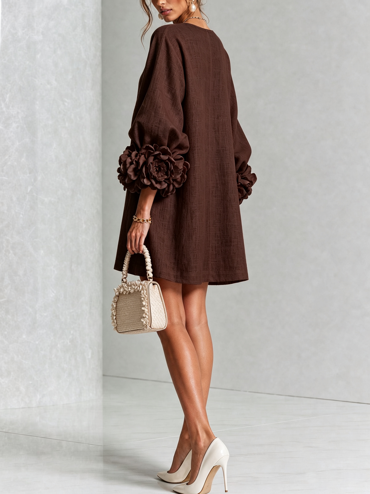 Viola · Vestido mini con puños de flor chocolate — vista 3