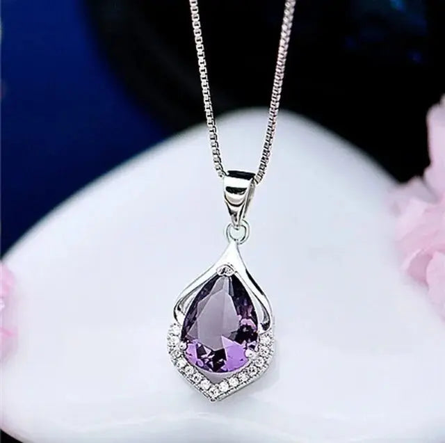 LILA | Collar Elegante con Cristal Violeta